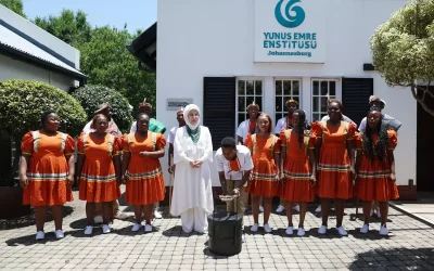 Emine Erdoğan Güney Afrika’da Yunus Emre Enstitüsü’nü ziyaret etti