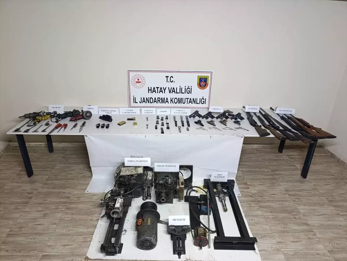hatay-da-bir-evde-ruhsatsiz-8-tabanca-ve-4-av-19306879_amp.jpg