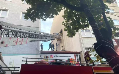 Polisten kaçarken baca boşluğunda sıkıştı!