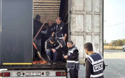 Tır dorsesinde 11 kaçak göçmen bulundu