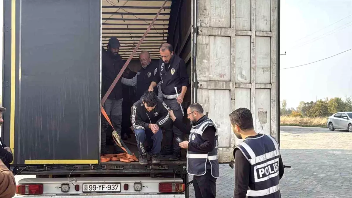 tir-dorsesine-gizlenen-11-kacak-gocmen-yakala-19225932_amp.jpg