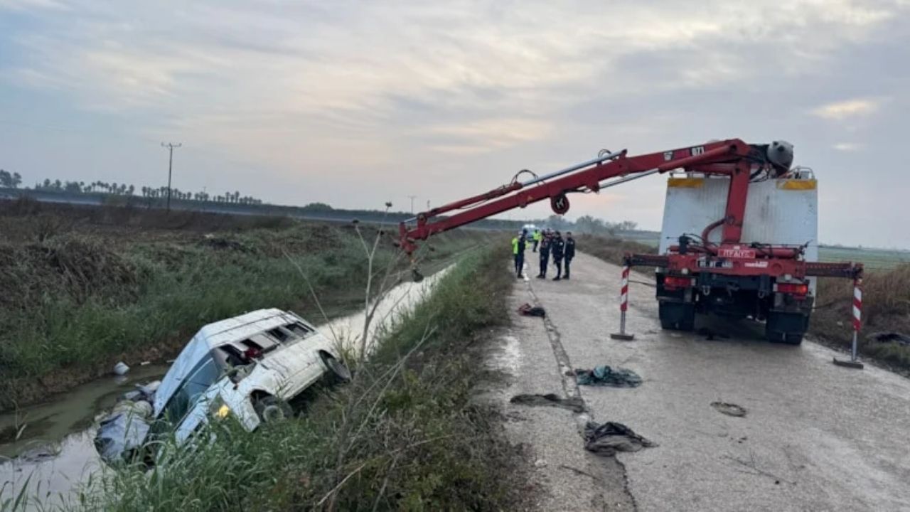 Adana'da Minibüs Kanalda Devrildi 18 Yaralı