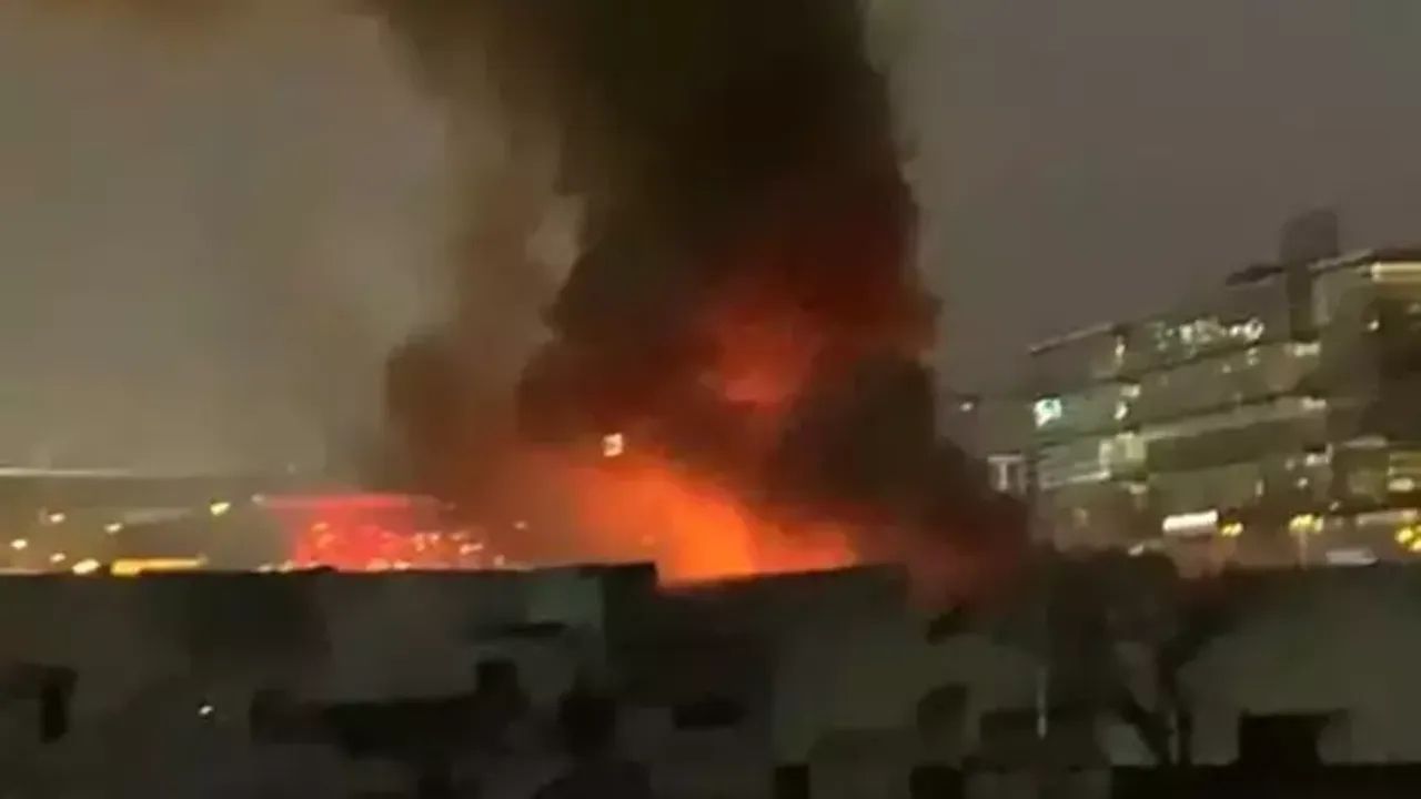 Bakırköy'deki Kumaş Baskı Fabrikasında Yangın Kontrol Altına Alındı