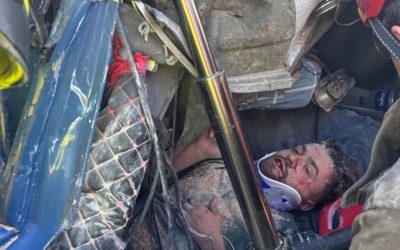 Bariyerler TIR’ı biçti: Sürücü kabine sıkıştı