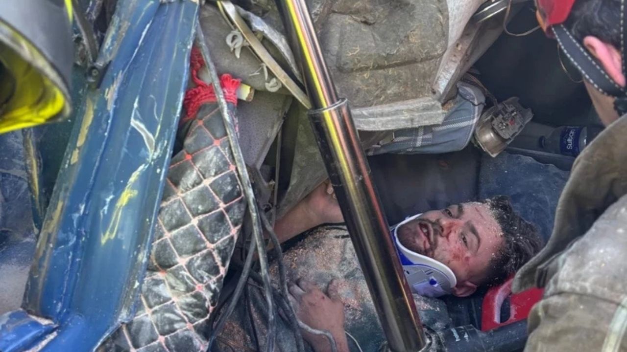 Bariyerler TIR’ı biçti Sürücü kabine sıkıştı