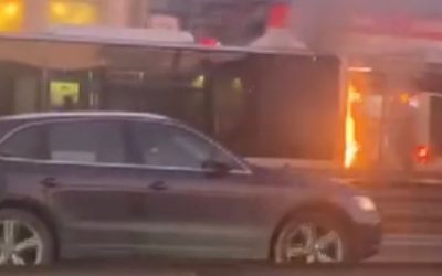 Küçükçekmece’de Metrobüs Yangını: Yolcular Tahliye Edildi