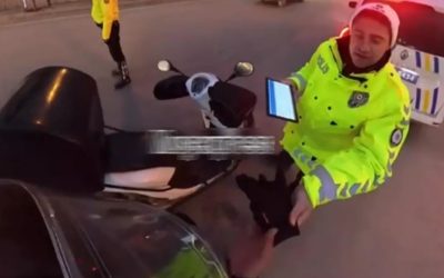 Trafik polisi, titreyen kuryeye eldiven verdi.