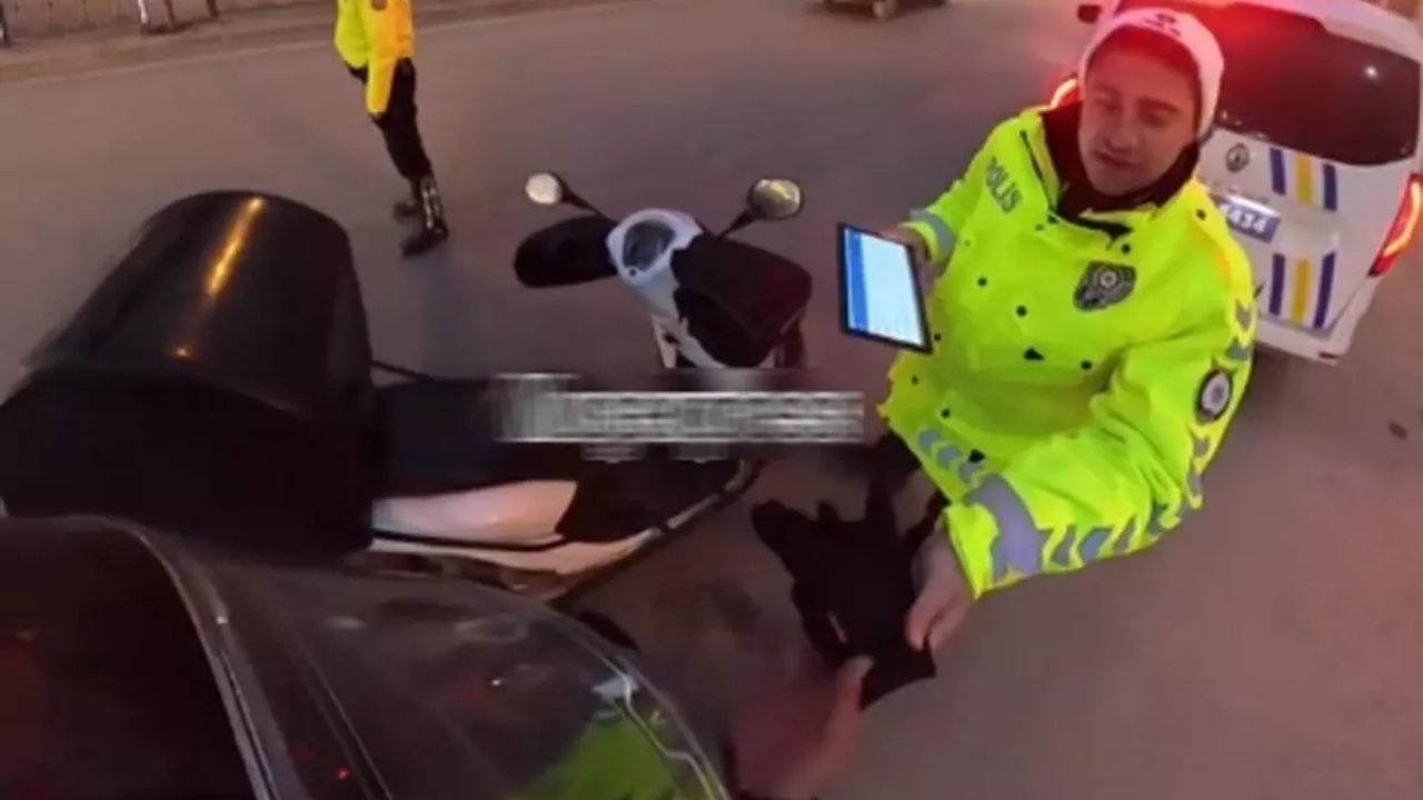 Trafik polisi, titreyen kuryeye eldiven verdi.