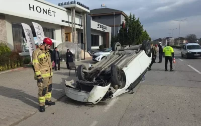 Bursa’da refüje çarpan araç sürücüsü yaralandı