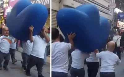 Vatandaşlar şaşkınlıkla izledi! Cüce grup cadde üzerinde “F” harfi taşıdı