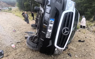 Muğla’da minibüs kaza yaptı: 3 yaralı